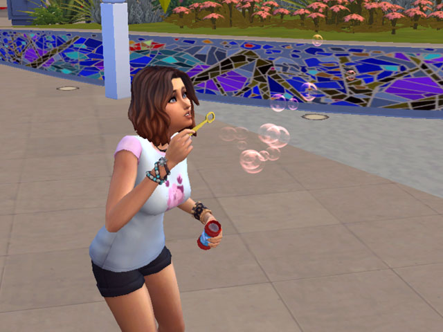 Sims 4: Персонаж в фестивальной майке, пускающий фестивальные пузыри.