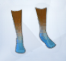 Сине-коричневые носки до середины голени